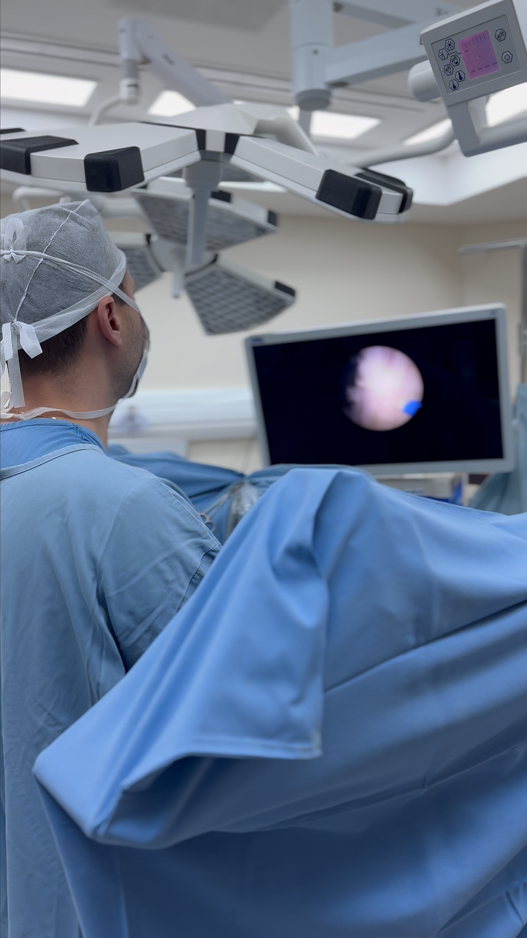 Dr. Mauro Costa realizando procedimento HoLEP